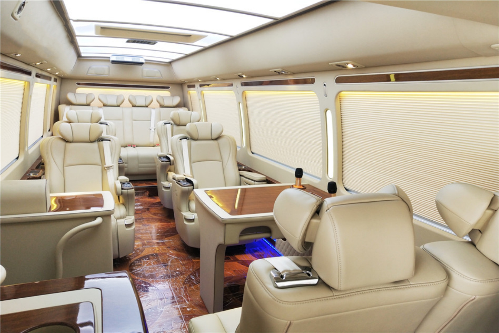 豐田考斯特12座蒙娜麗莎版