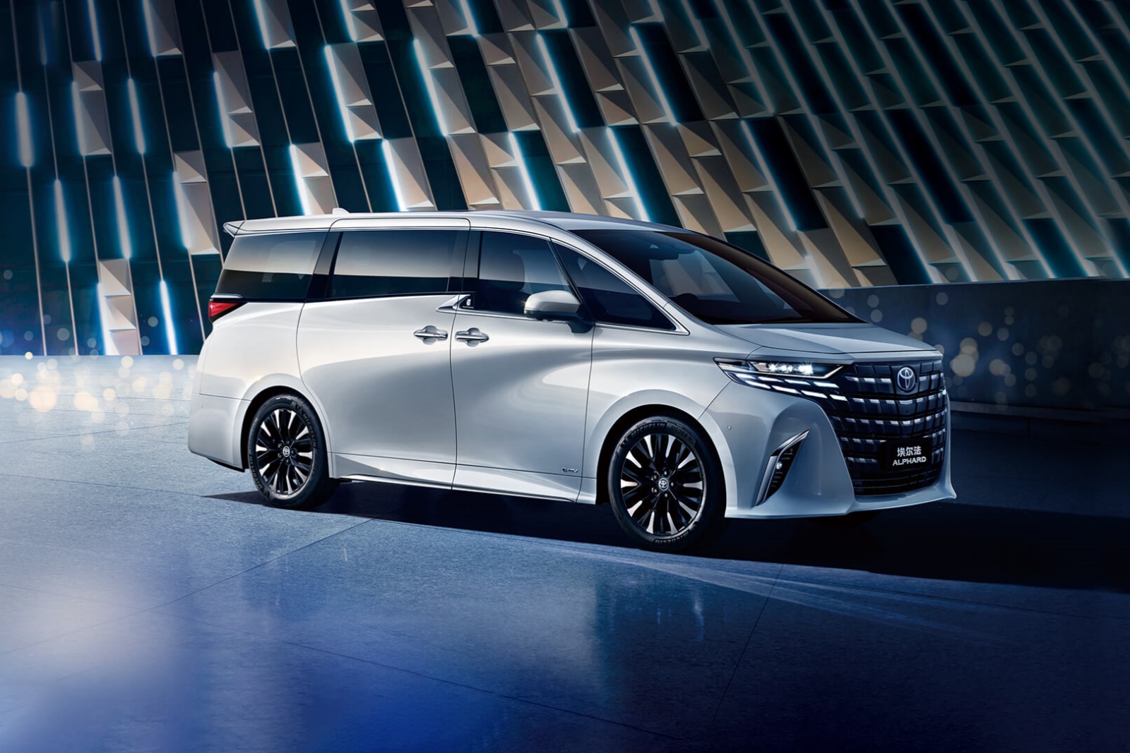 豐田埃爾法2.5L智能(néng)電(diàn)混雙擎