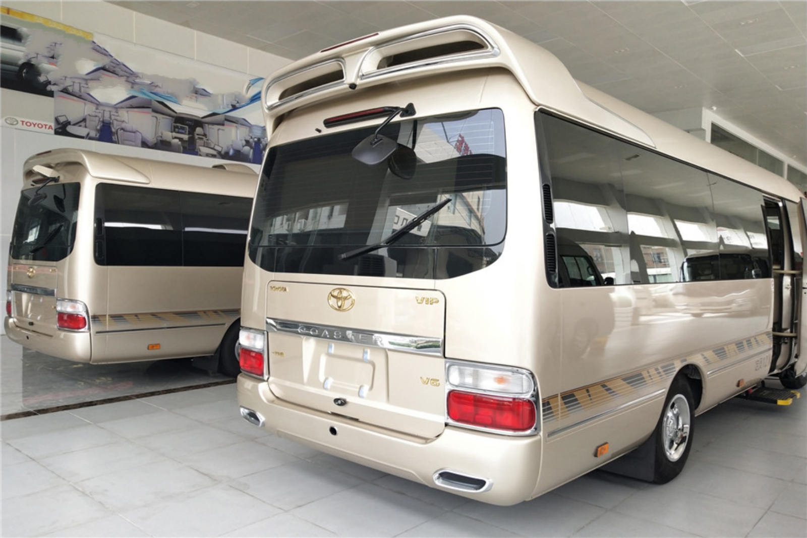 豐田考斯特12座蒙娜麗莎版